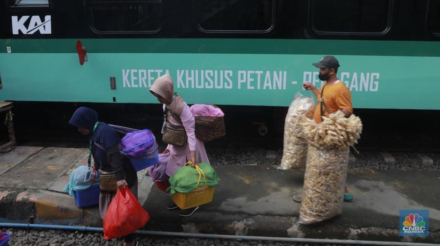 Sekelompok pedagang membawa barang daganganya untuk ditaiki ke kereta gerbong khusus petani dan pedagang di Kawasan Stasiun Cikeusal, Banten, Selasa, (2/12/2025). (CNBC Indonesia/Muhammad Sabki)