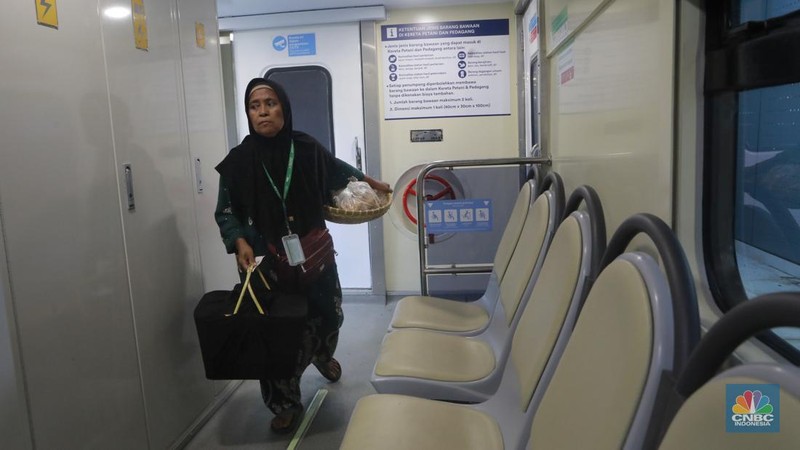 Sekelompok pedagang membawa barang daganganya untuk ditaiki ke kereta gerbong khusus petani dan pedagang di Kawasan Stasiun Cikeusal, Banten, Selasa, (2/12/2025). (CNBC Indonesia/Muhammad Sabki)