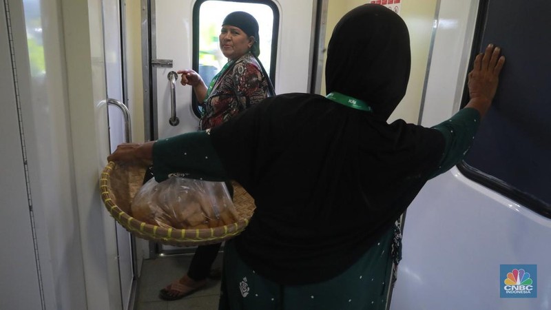 Sekelompok pedagang membawa barang daganganya untuk ditaiki ke kereta gerbong khusus petani dan pedagang di Kawasan Stasiun Cikeusal, Banten, Selasa, (2/12/2025). (CNBC Indonesia/Muhammad Sabki)