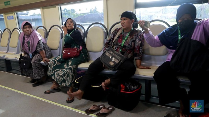 Sekelompok pedagang membawa barang daganganya untuk ditaiki ke kereta gerbong khusus petani dan pedagang di Kawasan Stasiun Cikeusal, Banten, Selasa, (2/12/2025). (CNBC Indonesia/Muhammad Sabki)