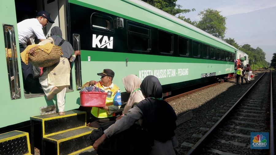 Sekelompok pedagang membawa barang daganganya untuk ditaiki ke kereta gerbong khusus petani dan pedagang di Kawasan Stasiun Cikeusal, Banten, Selasa, (2/12/2025). (CNBC Indonesia/Muhammad Sabki)