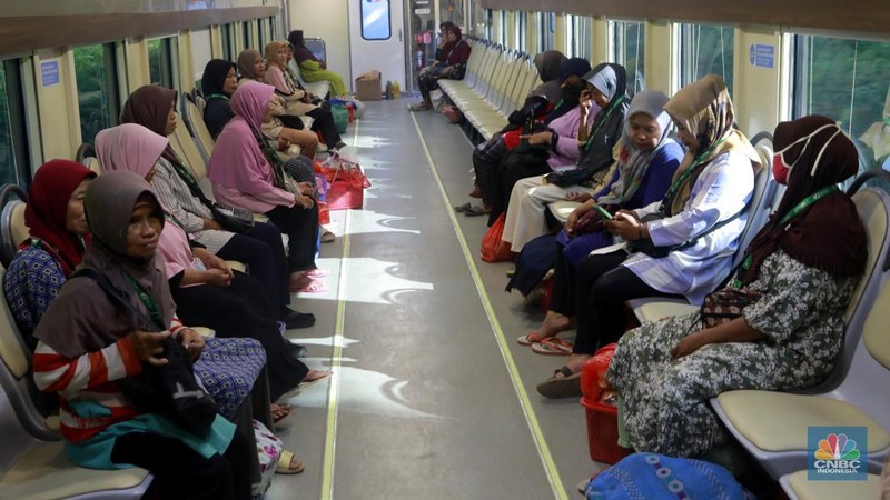 Sekelompok pedagang membawa barang daganganya untuk ditaiki ke kereta gerbong khusus petani dan pedagang di Kawasan Stasiun Cikeusal, Banten, Selasa, (2/12/2025). (CNBC Indonesia/Muhammad Sabki)