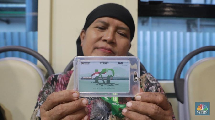 Sekelompok pedagang membawa barang daganganya untuk ditaiki ke kereta gerbong khusus petani dan pedagang di Kawasan Stasiun Cikeusal, Banten, Selasa, (2/12/2025). (CNBC Indonesia/Muhammad Sabki)