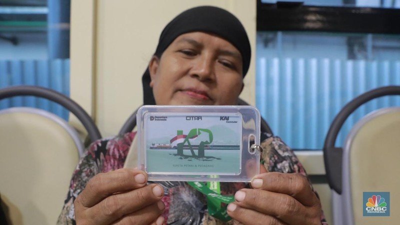 Sekelompok pedagang membawa barang daganganya untuk ditaiki ke kereta gerbong khusus petani dan pedagang di Kawasan Stasiun Cikeusal, Banten, Selasa, (2/12/2025). (CNBC Indonesia/Muhammad Sabki)