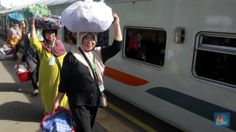 Sekelompok pedagang membawa barang daganganya untuk ditaiki ke kereta gerbong khusus petani dan pedagang di Kawasan Stasiun Cikeusal, Banten, Selasa, (2/12/2025). (CNBC Indonesia/Muhammad Sabki)