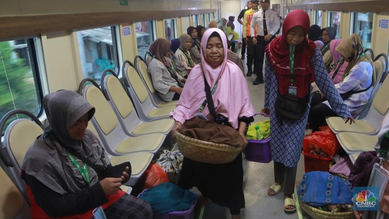 Sekelompok pedagang membawa barang daganganya untuk ditaiki ke kereta gerbong khusus petani dan pedagang di Kawasan Stasiun Cikeusal, Banten, Selasa, (2/12/2025). (CNBC Indonesia/Muhammad Sabki)