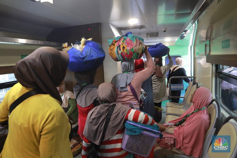 Sekelompok pedagang membawa barang daganganya untuk ditaiki ke kereta gerbong khusus petani dan pedagang di Kawasan Stasiun Cikeusal, Banten, Selasa, (2/12/2025). (CNBC Indonesia/Muhammad Sabki)