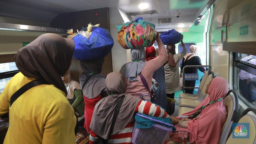 Sekelompok pedagang membawa barang daganganya untuk ditaiki ke kereta gerbong khusus petani dan pedagang di Kawasan Stasiun Cikeusal, Banten, Selasa, (2/12/2025). (CNBC Indonesia/Muhammad Sabki)