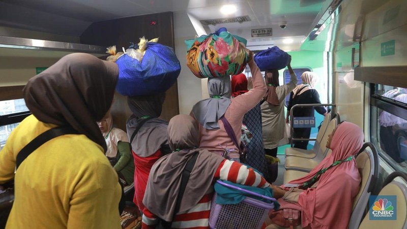 Sekelompok pedagang membawa barang daganganya untuk ditaiki ke kereta gerbong khusus petani dan pedagang di Kawasan Stasiun Cikeusal, Banten, Selasa, (2/12/2025). (CNBC Indonesia/Muhammad Sabki)