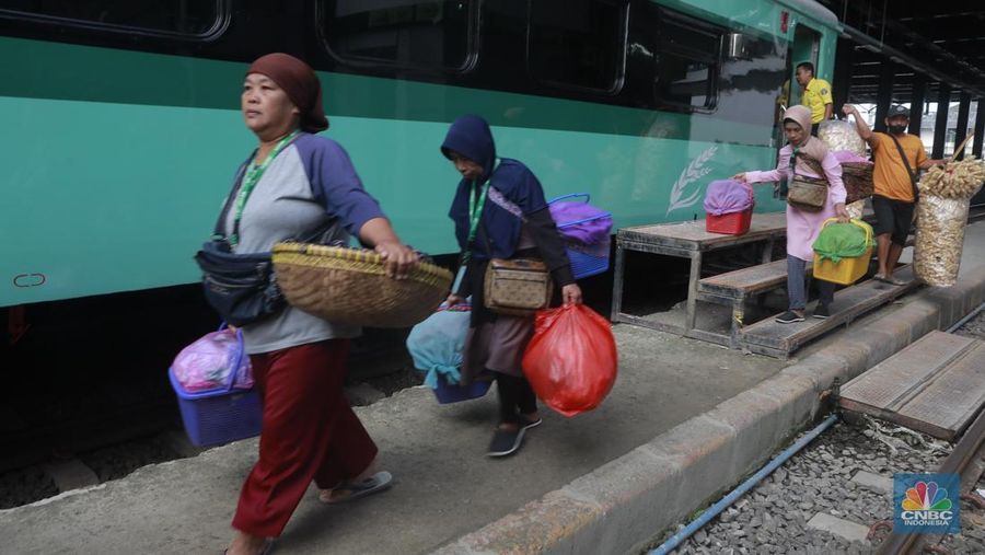 Sekelompok pedagang membawa barang daganganya untuk ditaiki ke kereta gerbong khusus petani dan pedagang di Kawasan Stasiun Cikeusal, Banten, Selasa, (2/12/2025). (CNBC Indonesia/Muhammad Sabki)
