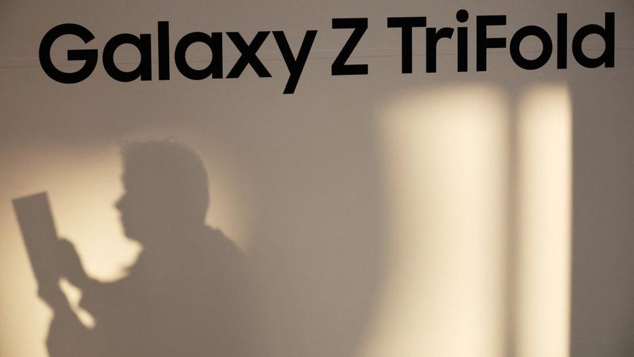 Seorang model berpose untuk foto dengan Galaxy Z TriFold selama acara di tokonya di Seoul, Korea Selatan, 2 Desember 2025. (REUTERS/Kim Hong-Ji)