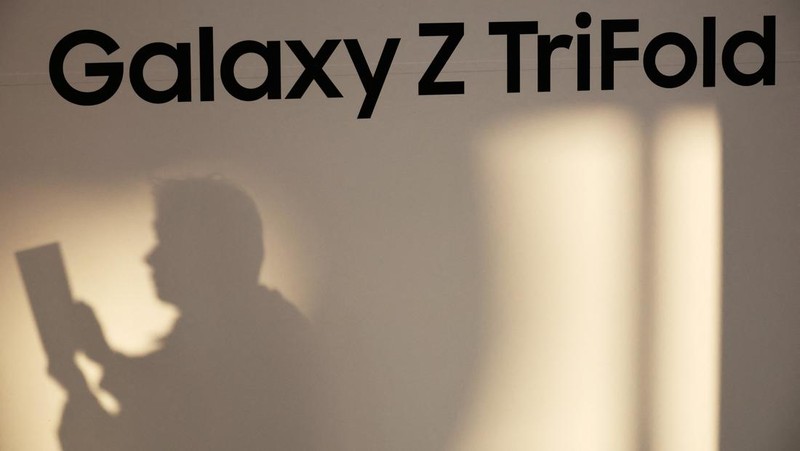 Seorang model berpose untuk foto dengan Galaxy Z TriFold selama acara di tokonya di Seoul, Korea Selatan, 2 Desember 2025. (REUTERS/Kim Hong-Ji)