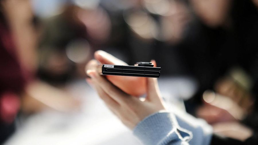 Seorang model berpose untuk foto dengan Galaxy Z TriFold selama acara di tokonya di Seoul, Korea Selatan, 2 Desember 2025. (REUTERS/Kim Hong-Ji)