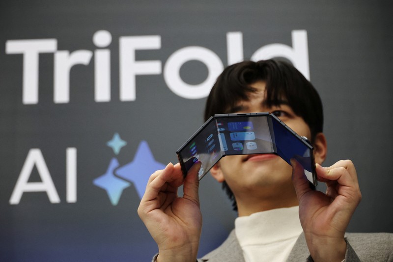 Seorang model berpose untuk foto dengan Galaxy Z TriFold selama acara di tokonya di Seoul, Korea Selatan, 2 Desember 2025. (REUTERS/Kim Hong-Ji)