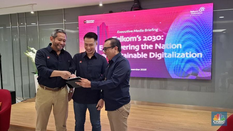 Direktur Strategic Business Development Portfolio Telkom, Seno Soemadji, Direktur Keuangan dan Manajemen Risiko Telkom, Arthur Angelo Syailendra, dan VP Corporate Communication Telkom Andri Herawan Sasoko.