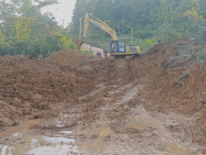 Tim PUPR Bener Meriah dan TIM PUPR Provinsi Aceh melakukan pembersihan jalan terdampak longsor di ruas jalan KKA-Bener Meriah, Provinsi Aceh pada Senin (1/12/2025). (Dok. Tim PUPR Provinsi Aceh)