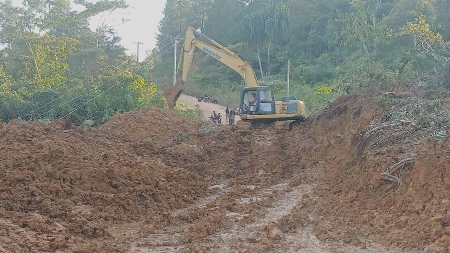 Tim PUPR Bener Meriah dan TIM PUPR Provinsi Aceh melakukan pembersihan jalan terdampak longsor di ruas jalan KKA-Bener Meriah, Provinsi Aceh pada Senin (1/12/2025). (Dok. Tim PUPR Provinsi Aceh)