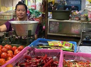 Tomat hingga Emas Perhiasan Picu Jatim Inflasi 0,17% November 2025