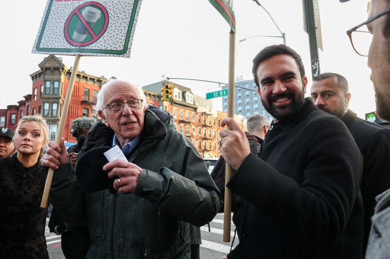 Aksi mogok kerja terbuka menuntut upah yang lebih tinggi dan perbaikan praktik ketenagakerjaan, di luar gerai Starbucks di Brooklyn, New York City, AS, 1 Desember 2025. (REUTERS/Kylie Cooper)
