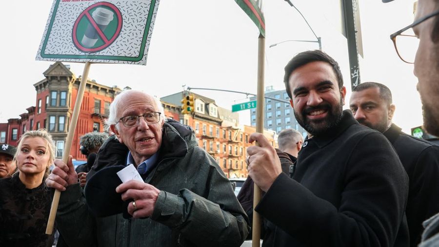 Aksi mogok kerja terbuka menuntut upah yang lebih tinggi dan perbaikan praktik ketenagakerjaan, di luar gerai Starbucks di Brooklyn, New York City, AS, 1 Desember 2025. (REUTERS/Kylie Cooper)
