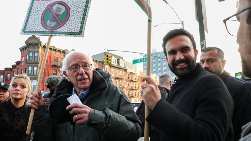 Aksi mogok kerja terbuka menuntut upah yang lebih tinggi dan perbaikan praktik ketenagakerjaan, di luar gerai Starbucks di Brooklyn, New York City, AS, 1 Desember 2025. (REUTERS/Kylie Cooper)