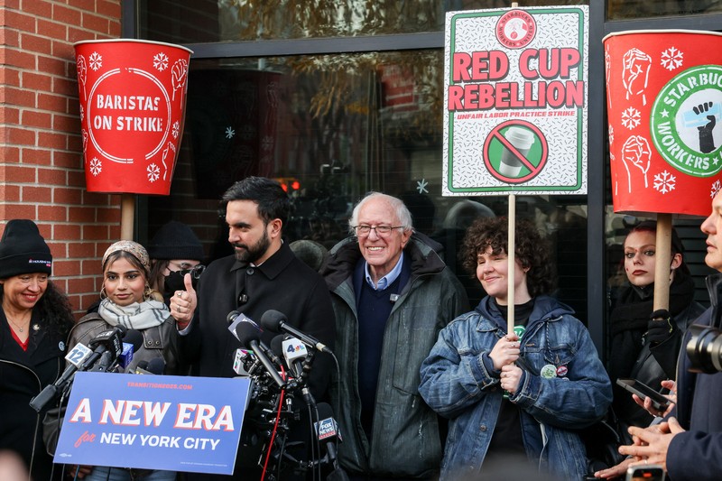 Aksi mogok kerja terbuka menuntut upah yang lebih tinggi dan perbaikan praktik ketenagakerjaan, di luar gerai Starbucks di Brooklyn, New York City, AS, 1 Desember 2025. (REUTERS/Kylie Cooper)