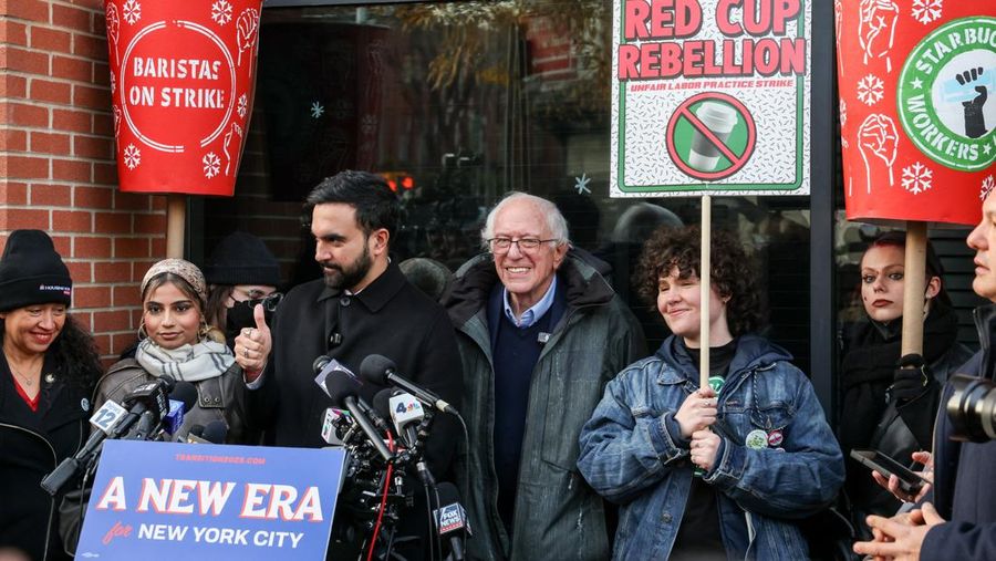 Aksi mogok kerja terbuka menuntut upah yang lebih tinggi dan perbaikan praktik ketenagakerjaan, di luar gerai Starbucks di Brooklyn, New York City, AS, 1 Desember 2025. (REUTERS/Kylie Cooper)