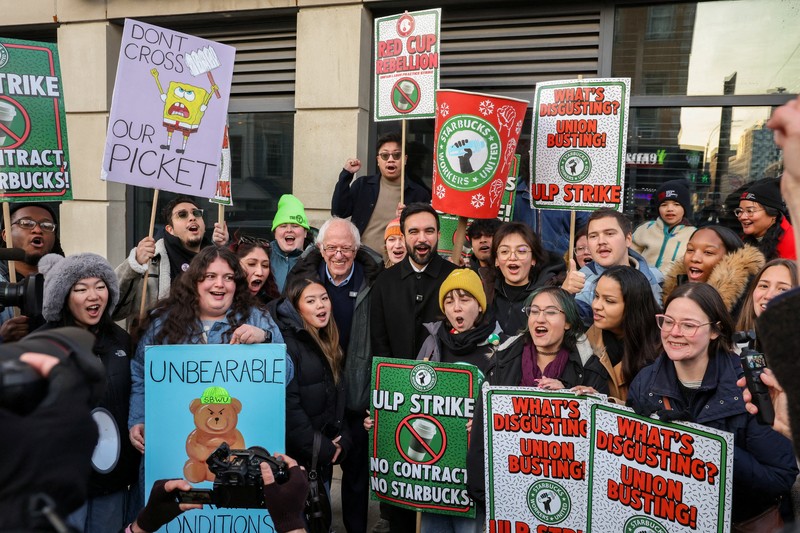 Aksi mogok kerja terbuka menuntut upah yang lebih tinggi dan perbaikan praktik ketenagakerjaan, di luar gerai Starbucks di Brooklyn, New York City, AS, 1 Desember 2025. (REUTERS/Kylie Cooper)