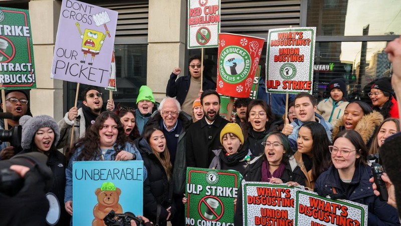 Aksi mogok kerja terbuka menuntut upah yang lebih tinggi dan perbaikan praktik ketenagakerjaan, di luar gerai Starbucks di Brooklyn, New York City, AS, 1 Desember 2025. (REUTERS/Kylie Cooper)