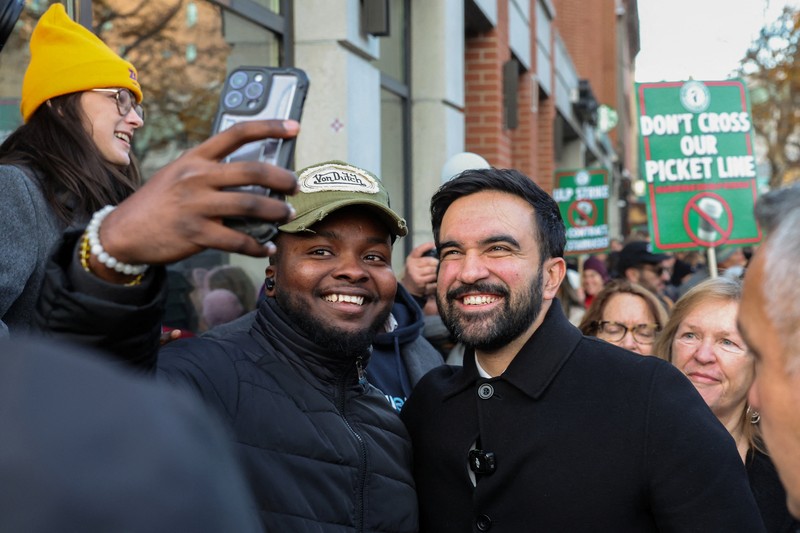 Aksi mogok kerja terbuka menuntut upah yang lebih tinggi dan perbaikan praktik ketenagakerjaan, di luar gerai Starbucks di Brooklyn, New York City, AS, 1 Desember 2025. (REUTERS/Kylie Cooper)