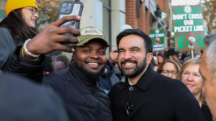 Aksi mogok kerja terbuka menuntut upah yang lebih tinggi dan perbaikan praktik ketenagakerjaan, di luar gerai Starbucks di Brooklyn, New York City, AS, 1 Desember 2025. (REUTERS/Kylie Cooper)