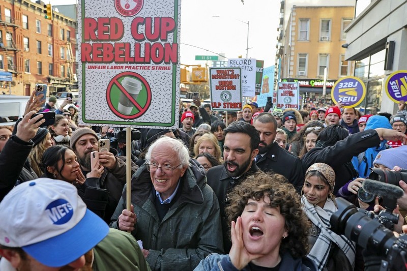 Aksi mogok kerja terbuka menuntut upah yang lebih tinggi dan perbaikan praktik ketenagakerjaan, di luar gerai Starbucks di Brooklyn, New York City, AS, 1 Desember 2025. (REUTERS/Kylie Cooper)
