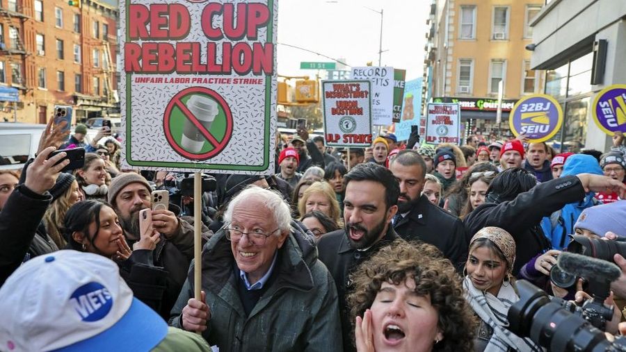 Aksi mogok kerja terbuka menuntut upah yang lebih tinggi dan perbaikan praktik ketenagakerjaan, di luar gerai Starbucks di Brooklyn, New York City, AS, 1 Desember 2025. (REUTERS/Kylie Cooper)