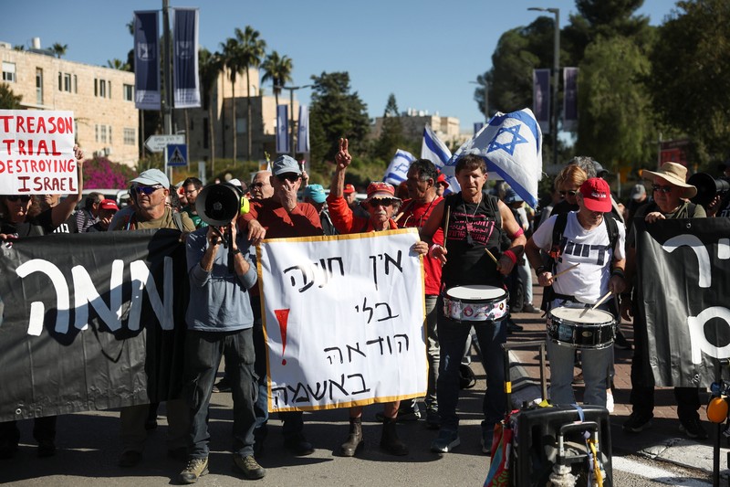 Warga Israel berunjuk rasa setelah Perdana Menteri Benjamin Netanyahu meminta grasi kepada Presiden Isaac Herzog dalam persidangan pidananya, di luar kediaman Presiden di Yerusalem, 2 Desember 2025. (REUTERS/Ronen Zvulun)