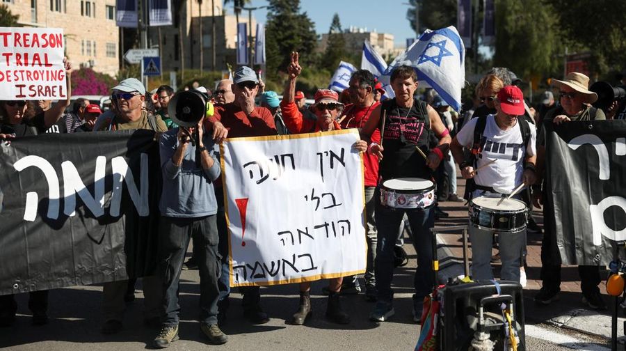 Warga Israel berunjuk rasa setelah Perdana Menteri Benjamin Netanyahu meminta grasi kepada Presiden Isaac Herzog dalam persidangan pidananya, di luar kediaman Presiden di Yerusalem, 2 Desember 2025. (REUTERS/Ronen Zvulun)