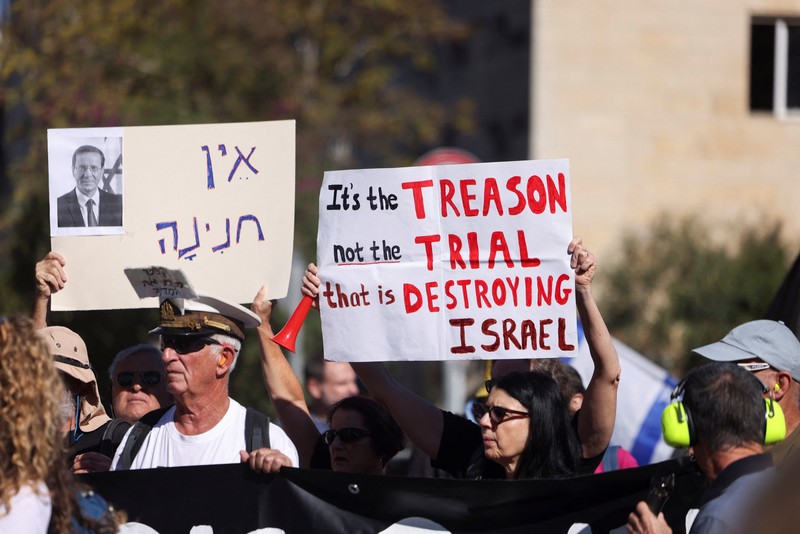 Warga Israel berunjuk rasa setelah Perdana Menteri Benjamin Netanyahu meminta grasi kepada Presiden Isaac Herzog dalam persidangan pidananya, di luar kediaman Presiden di Yerusalem, 2 Desember 2025. (REUTERS/Ronen Zvulun)