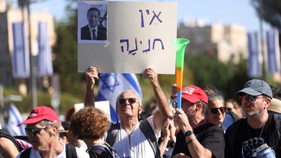 Warga Israel berunjuk rasa setelah Perdana Menteri Benjamin Netanyahu meminta grasi kepada Presiden Isaac Herzog dalam persidangan pidananya, di luar kediaman Presiden di Yerusalem, 2 Desember 2025. (REUTERS/Ronen Zvulun)