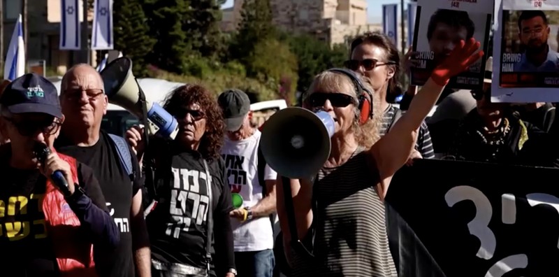 Warga Israel berunjuk rasa setelah Perdana Menteri Benjamin Netanyahu meminta grasi kepada Presiden Isaac Herzog dalam persidangan pidananya, di luar kediaman Presiden di Yerusalem, 2 Desember 2025. (REUTERS/Ronen Zvulun)