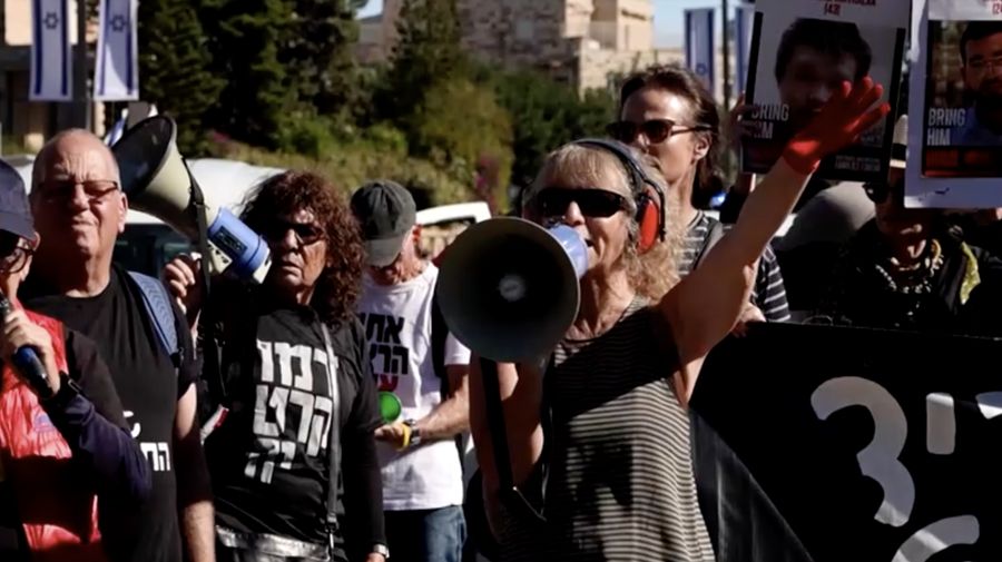 Warga Israel berunjuk rasa setelah Perdana Menteri Benjamin Netanyahu meminta grasi kepada Presiden Isaac Herzog dalam persidangan pidananya, di luar kediaman Presiden di Yerusalem, 2 Desember 2025. (REUTERS/Ronen Zvulun)