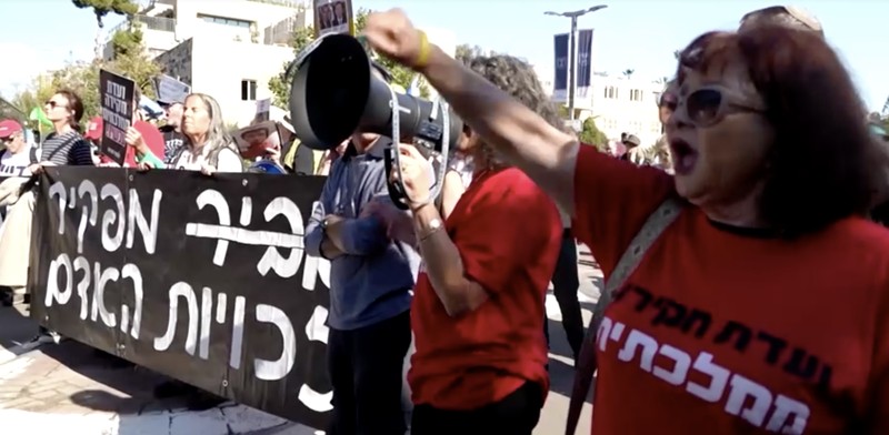 Warga Israel berunjuk rasa setelah Perdana Menteri Benjamin Netanyahu meminta grasi kepada Presiden Isaac Herzog dalam persidangan pidananya, di luar kediaman Presiden di Yerusalem, 2 Desember 2025. (REUTERS/Ronen Zvulun)