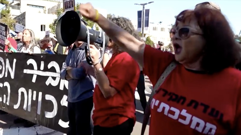 Warga Israel berunjuk rasa setelah Perdana Menteri Benjamin Netanyahu meminta grasi kepada Presiden Isaac Herzog dalam persidangan pidananya, di luar kediaman Presiden di Yerusalem, 2 Desember 2025. (REUTERS/Ronen Zvulun)