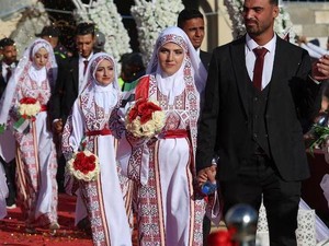 Dunia Hari Ini: Puluhan Pasangan Menikah Massal di Gaza 2 Tahun Usai Serangan Israel