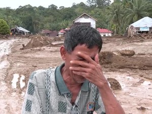 Video Tangis Abdul Cari Istri Hilang Tersapu Banjir: Saya Merasa Tak Berguna
