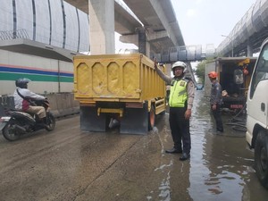 Video: Banjir Rob di Jakut, Motor Mogok Usai Nekat Terobos Genangan