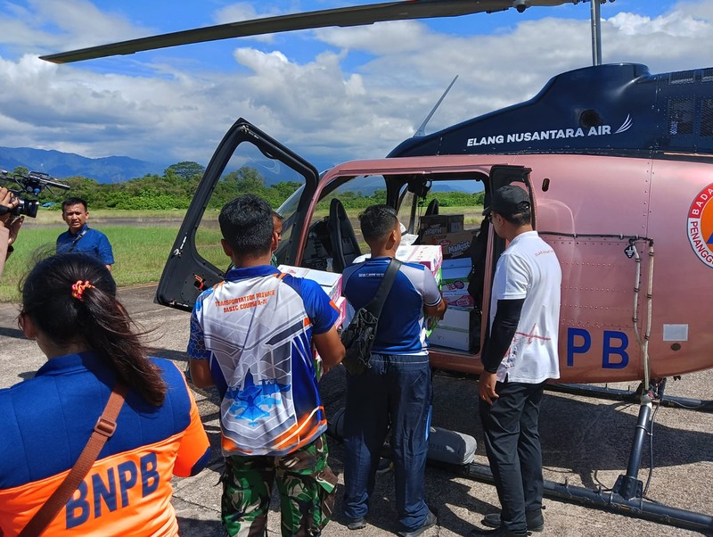 Bantuan seberat 4,1 ton dikirimkan melalui udara ke wilayah terdampak banjir dan longsor di Provinsi Sumatra Barat pada Selasa (2/12/2025). (Dok. BNPB)