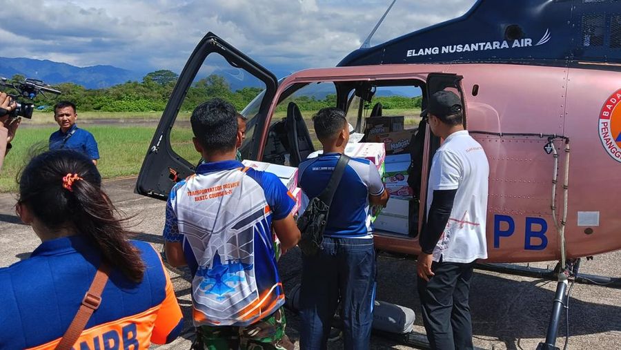 Bantuan seberat 4,1 ton dikirimkan melalui udara ke wilayah terdampak banjir dan longsor di Provinsi Sumatra Barat pada Selasa (2/12/2025). (Dok. BNPB)