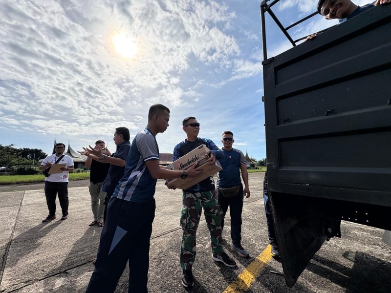 Bantuan seberat 4,1 ton dikirimkan melalui udara ke wilayah terdampak banjir dan longsor di Provinsi Sumatra Barat pada Selasa (2/12/2025). (Dok. BNPB)