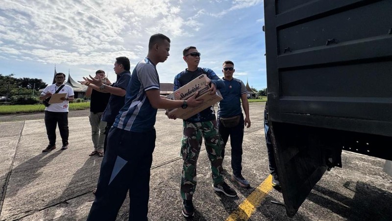 Bantuan seberat 4,1 ton dikirimkan melalui udara ke wilayah terdampak banjir dan longsor di Provinsi Sumatra Barat pada Selasa (2/12/2025). (Dok. BNPB)