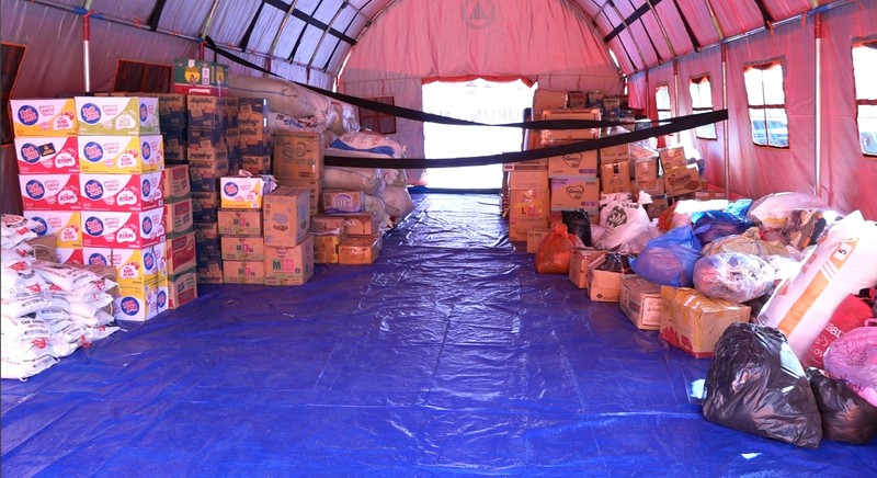 Bantuan seberat 4,1 ton dikirimkan melalui udara ke wilayah terdampak banjir dan longsor di Provinsi Sumatra Barat pada Selasa (2/12/2025). (Dok. BNPB)