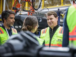 Bos Ford Blak-blakan Sebut Tertinggal 25 Tahun dari Produsen Mobil China
